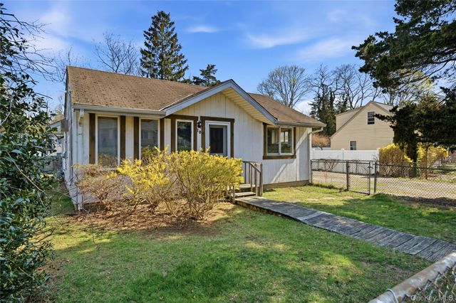 10 Howe Street, Huntington Station, NY 11746