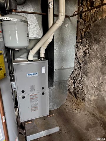 1423 PERSHING Boulevard, Clinton, IA 52732