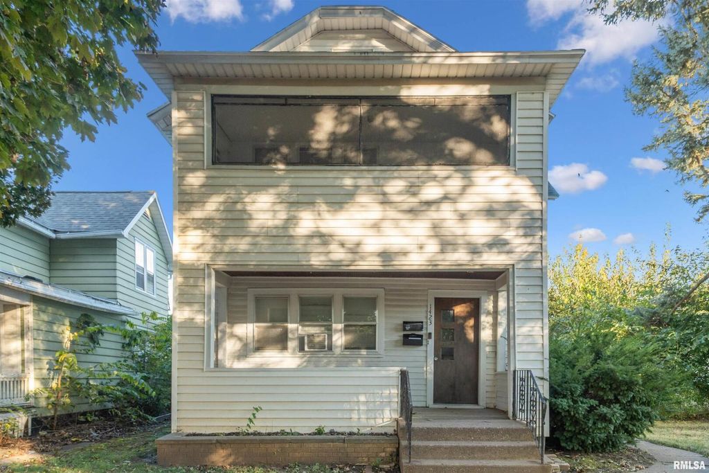 1423 PERSHING Boulevard, Clinton, IA 52732