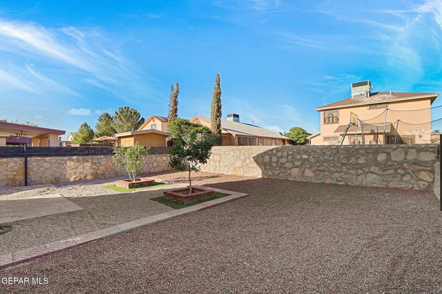 10325 Valle Suave Drive, Socorro, TX 79927