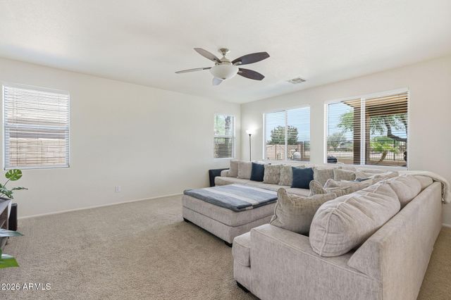 863 E MULE TRAIN Trail, San Tan Valley, AZ 85143