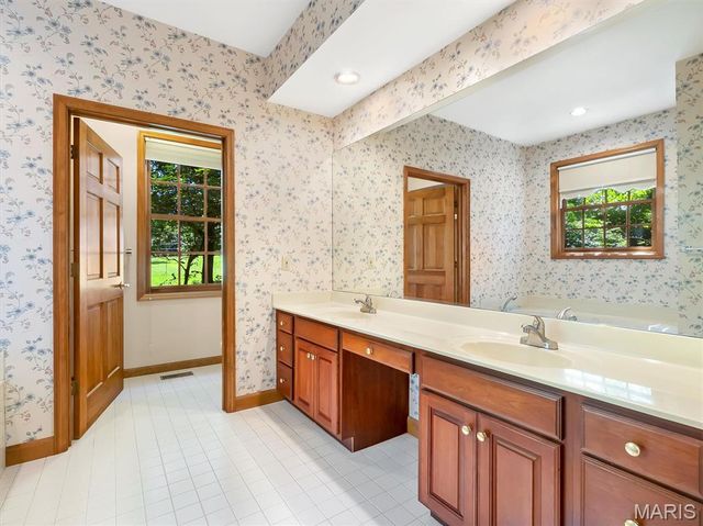 908 N Ballas Road, St Louis, MO 63131