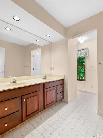 908 N Ballas Road, St Louis, MO 63131