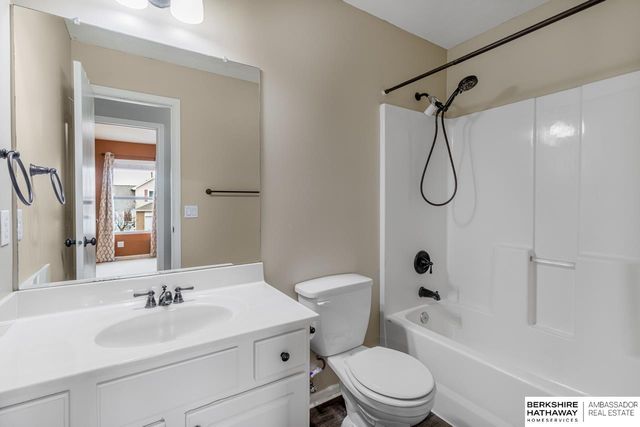 16007 Greenleaf Street, Omaha, NE 68136