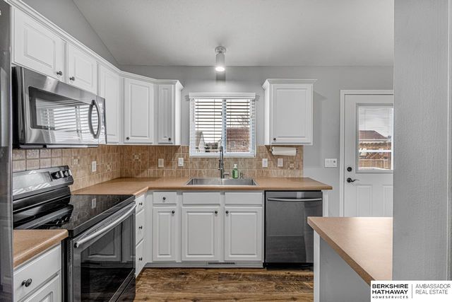 16007 Greenleaf Street, Omaha, NE 68136