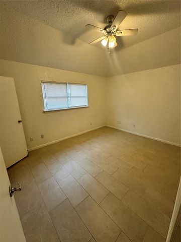 2722 8th Avenue N, Texas City, TX 77590