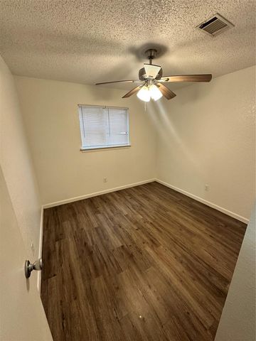 2722 8th Avenue N, Texas City, TX 77590