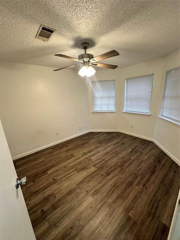 2722 8th Avenue N, Texas City, TX 77590