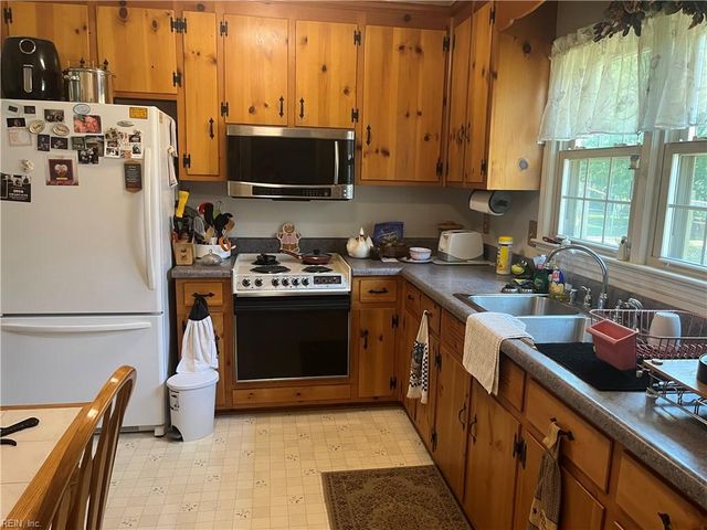 639 Daniel Dr, Newport News, VA 23601