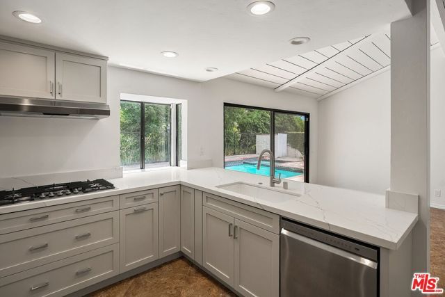 2952 Bottlebrush Drive, Los Angeles, CA 90077