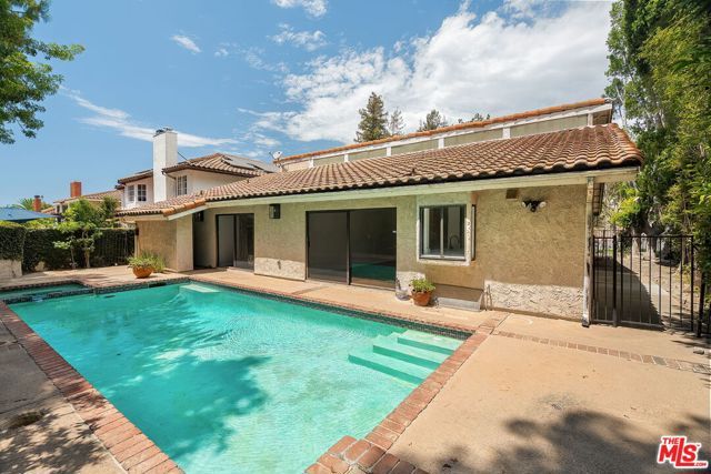 2952 Bottlebrush Drive, Los Angeles, CA 90077