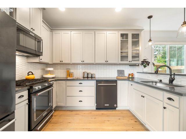 3820 Ne Roselawn St, Portland, OR 97211