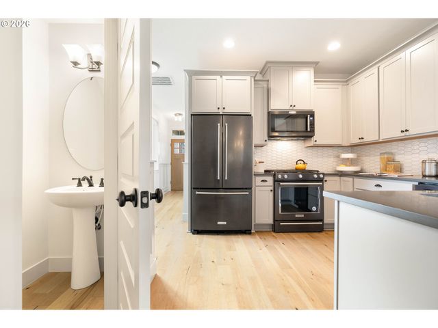 3820 Ne Roselawn St, Portland, OR 97211