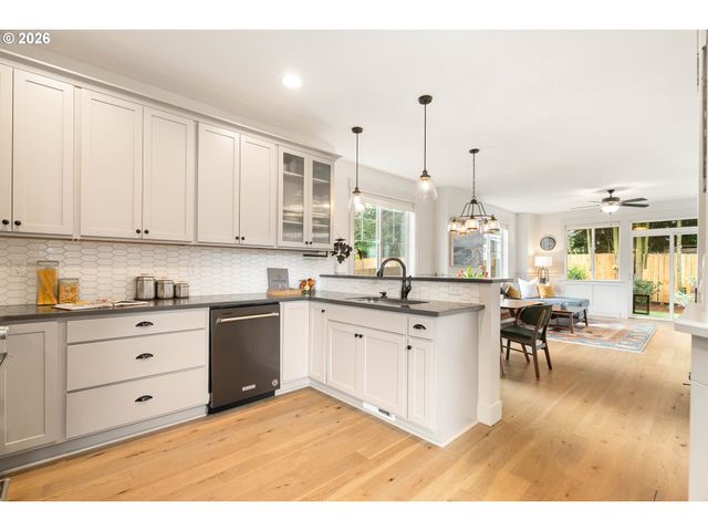 3820 Ne Roselawn St, Portland, OR 97211