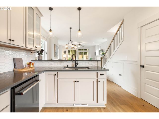 3820 Ne Roselawn St, Portland, OR 97211