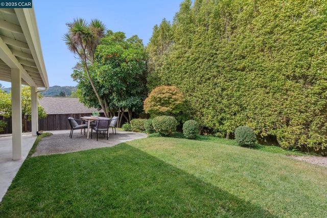 8 Southwaite Ct, Orinda, CA 94563