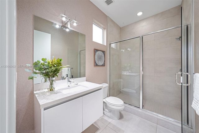 7515 NW 99th Avenue, Doral, FL 33178