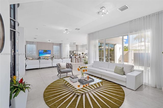 7515 NW 99th Avenue, Doral, FL 33178