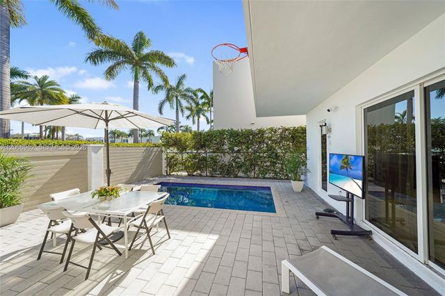 7515 NW 99th Avenue, Doral, FL 33178