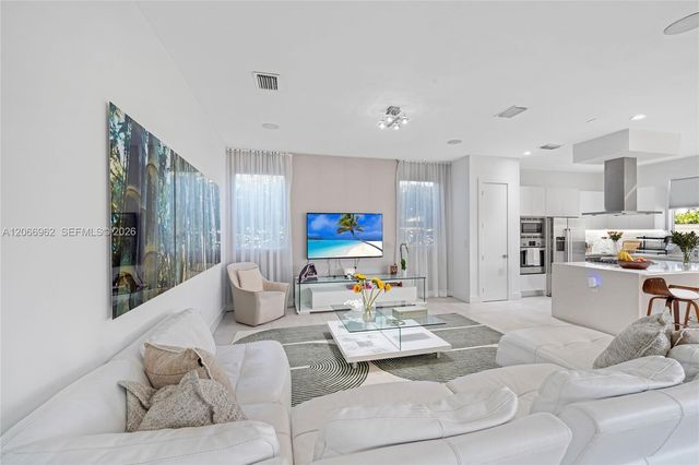 7515 NW 99th Avenue, Doral, FL 33178