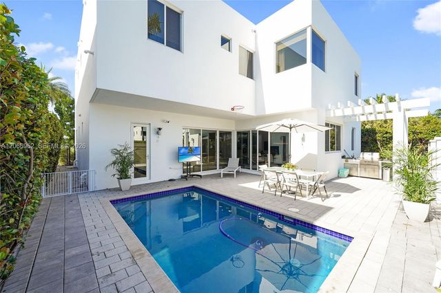 7515 NW 99th Avenue, Doral, FL 33178