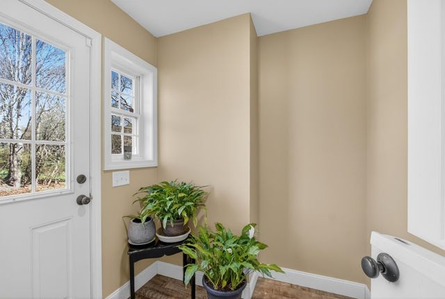 6 Pond Street, Newton, NH 03858
