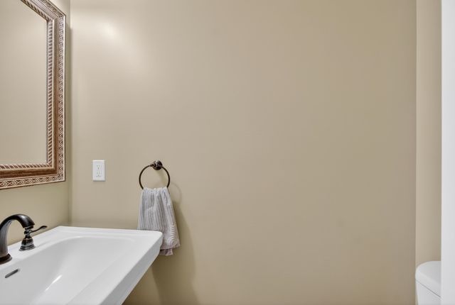 6 Pond Street, Newton, NH 03858