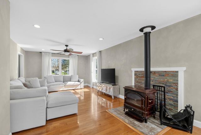6 Pond Street, Newton, NH 03858