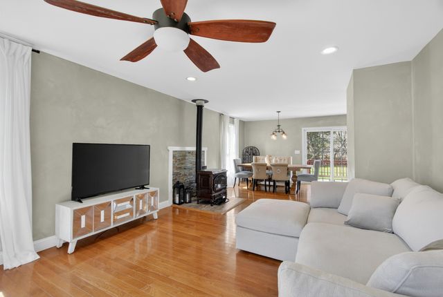 6 Pond Street, Newton, NH 03858