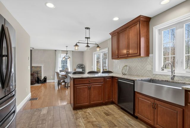 6 Pond Street, Newton, NH 03858