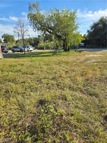 1311 Laurel DR, North Fort Myers, FL 33917