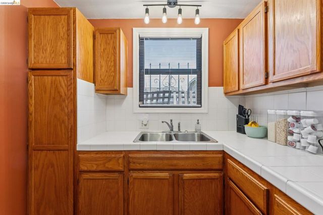 6019 Brann St, Oakland, CA 94605