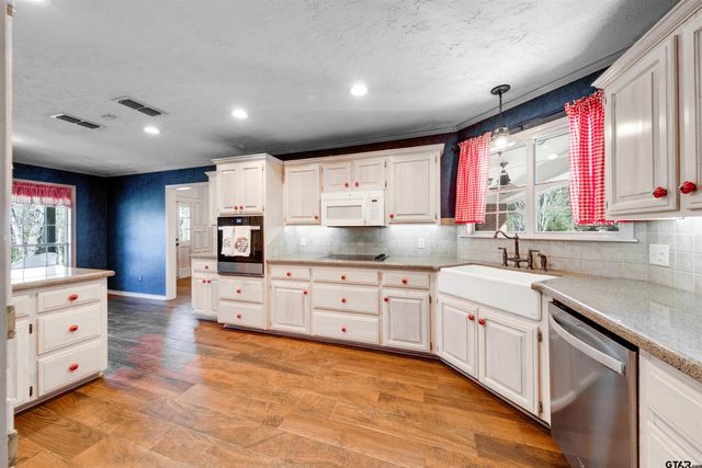 312 Southhill Rd, Palestine, TX 75801