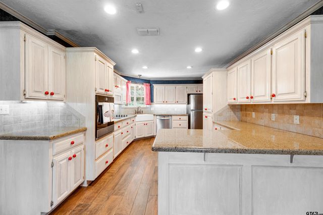 312 Southhill Rd, Palestine, TX 75801