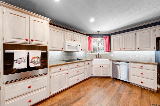 312 Southhill Rd, Palestine, TX 75801