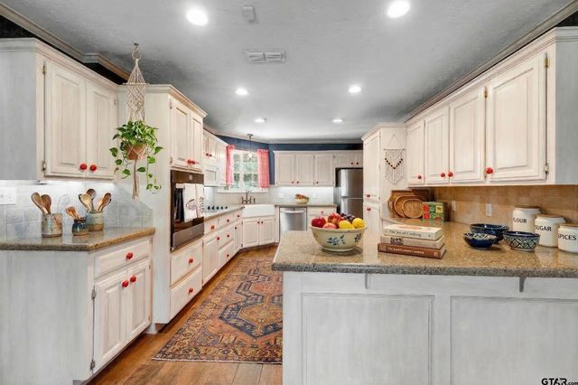 312 Southhill Rd, Palestine, TX 75801