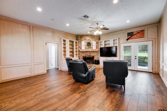 312 Southhill Rd, Palestine, TX 75801