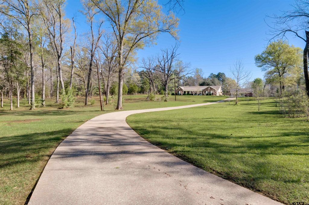 312 Southhill Rd, Palestine, TX 75801