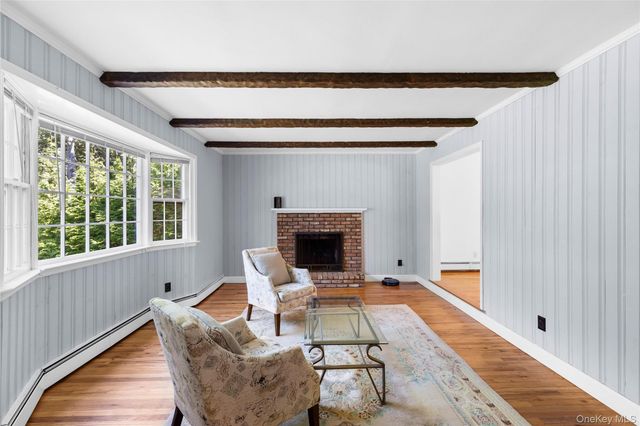 39 Sherwood Road, Hampton Bays, NY 11946