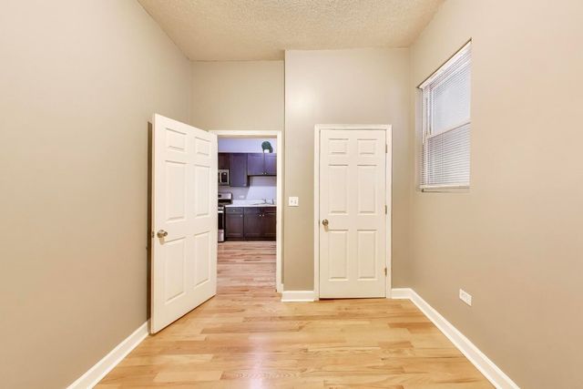 6524 S Eberhart Avenue, Chicago, IL 60637