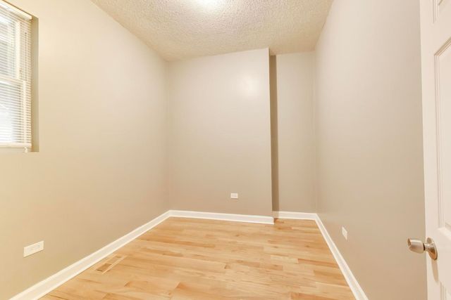 6524 S Eberhart Avenue, Chicago, IL 60637