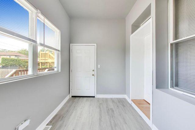 6524 S Eberhart Avenue, Chicago, IL 60637