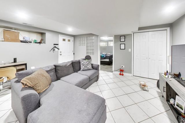 6524 S Eberhart Avenue, Chicago, IL 60637