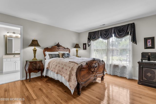 10 Bermet Court, Tinton Falls, NJ 07724