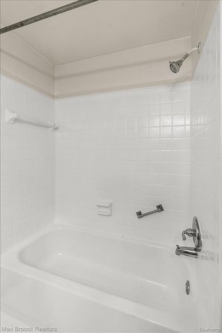 23656 Lahser Road, Southfield, MI 48033
