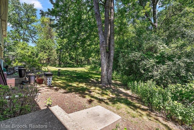 23656 Lahser Road, Southfield, MI 48033