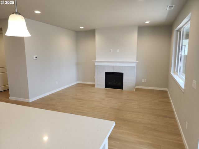 3096 Olympic St 15, Woodburn, OR 97071