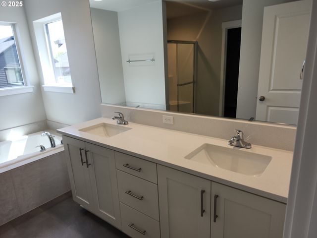 3096 Olympic St 15, Woodburn, OR 97071