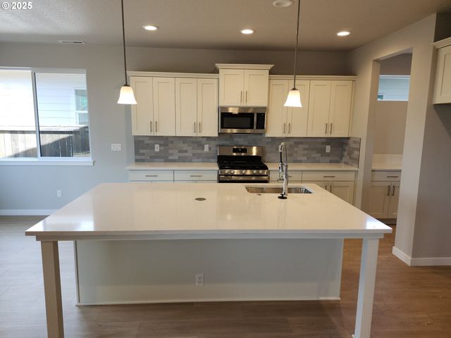 3096 Olympic St 15, Woodburn, OR 97071