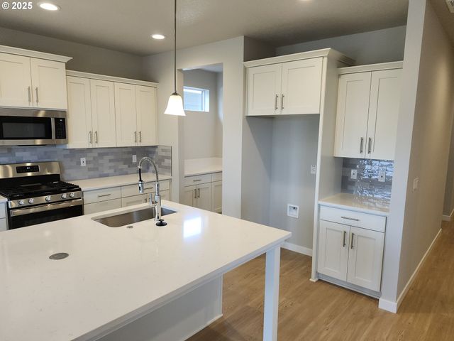 3096 Olympic St 15, Woodburn, OR 97071